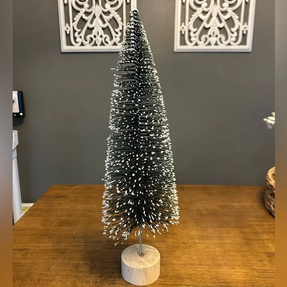 Elegant Green Holiday Tree Decoration